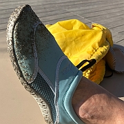 100 Het is daar een steen strand dus de schoentjes moesten geleegd worden